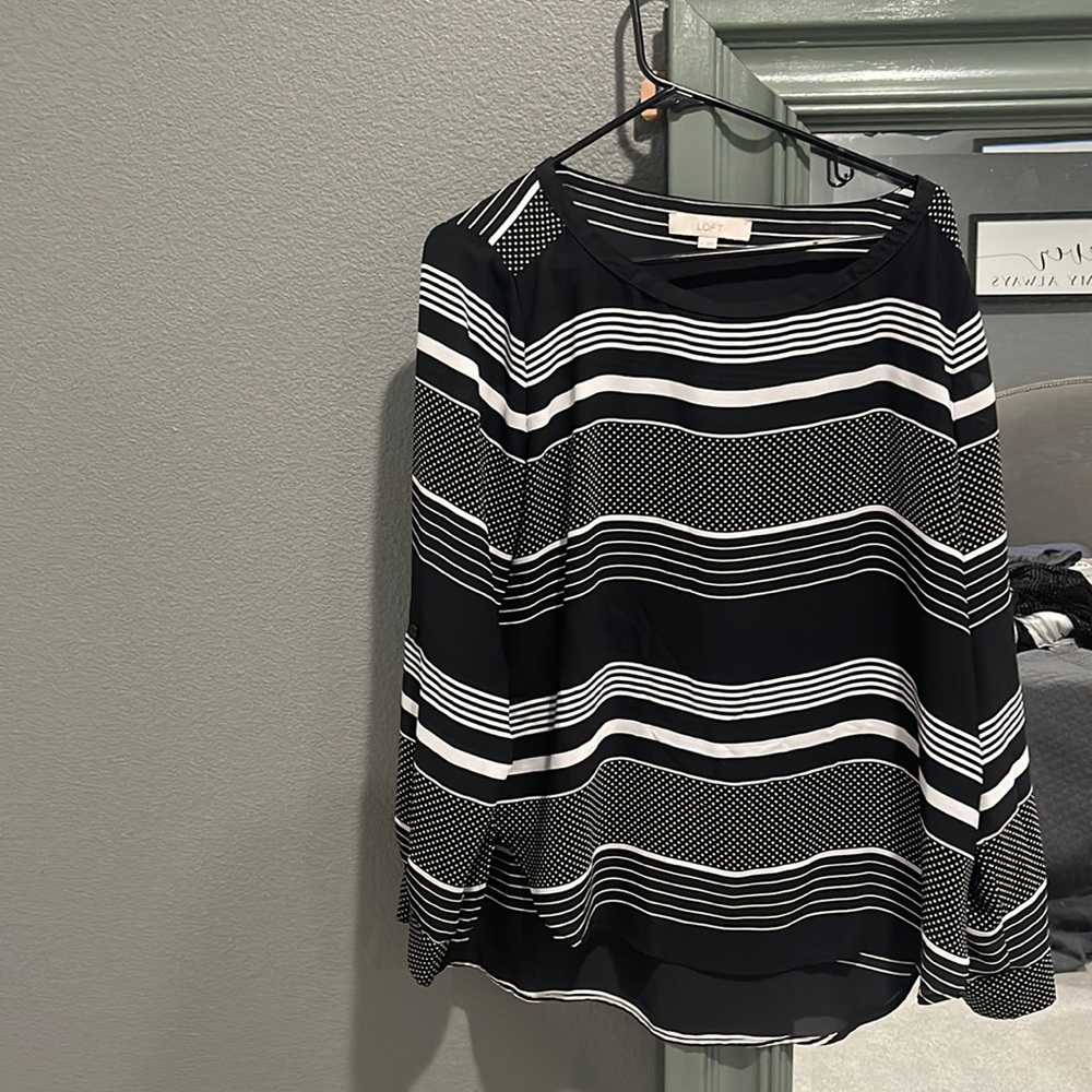 Loft size Large. 100% Polyester. Like new